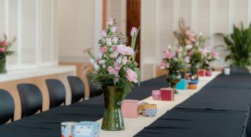 Dịch vụ trang trí hoa bàn tiệc – phòng trà, tinh tế cho mọi không gian