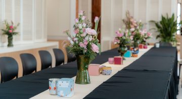 Dịch vụ trang trí hoa bàn tiệc – phòng trà, tinh tế cho mọi không gian