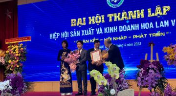 Giám đốc hoa Việt Pháp 1 trong những ủy viên đầu tiên của  HH sản xuất và kinh doanh hoa lan Việt Nam