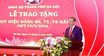 Hoa Việt Pháp Trang Trí Hoa Tại Thành Ủy Hà Nội – Dấu Ấn Trong Sự Kiện Trao Huy Hiệu Đảng